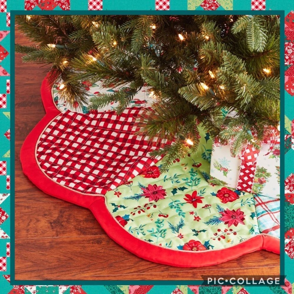 š¹ Pioneer Woman Multi-Color Patchwork Scalloped Christmas Tree Skirt, 48"
